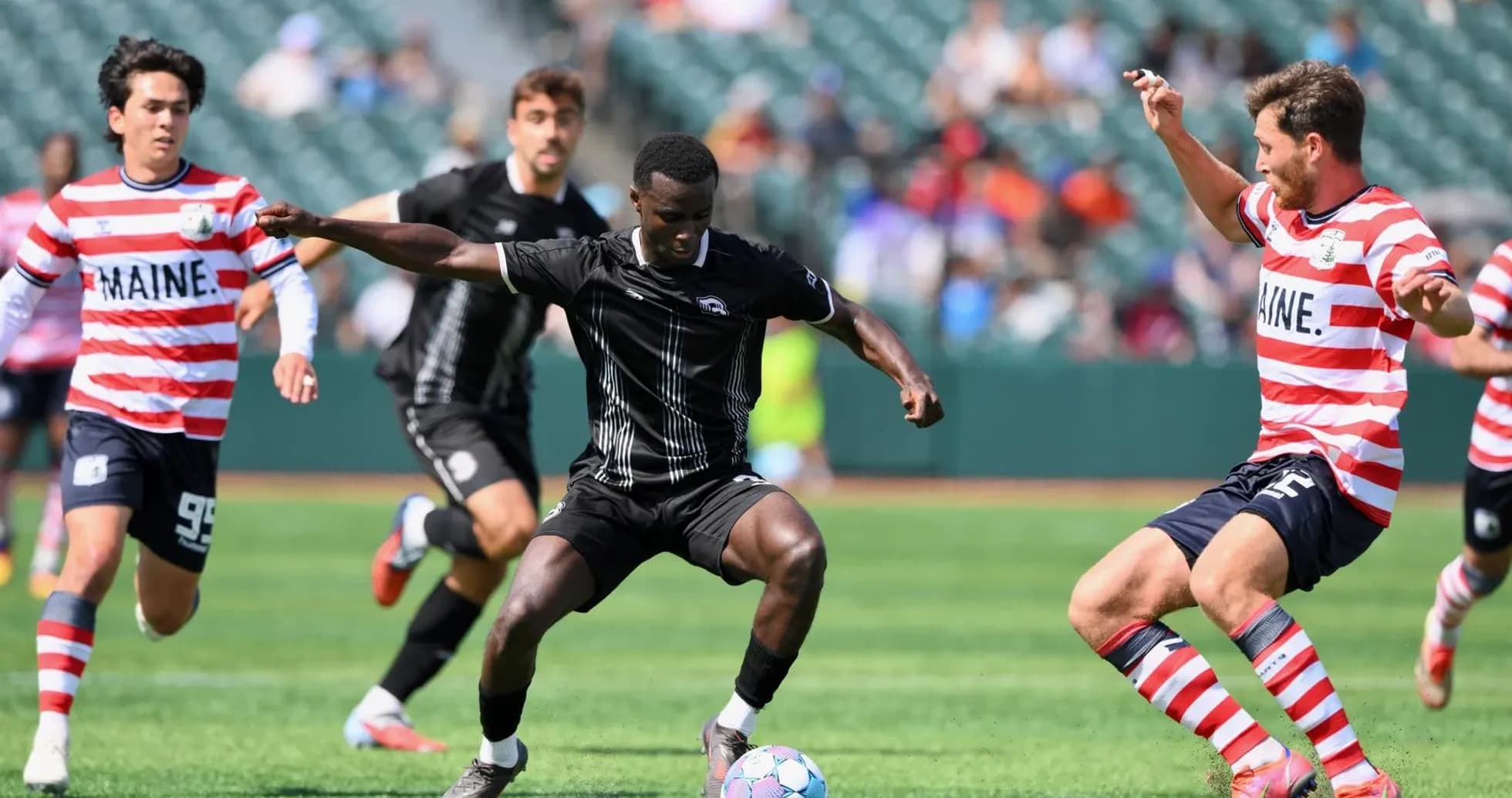 Jugadores de Brooklyn y Portland en acción