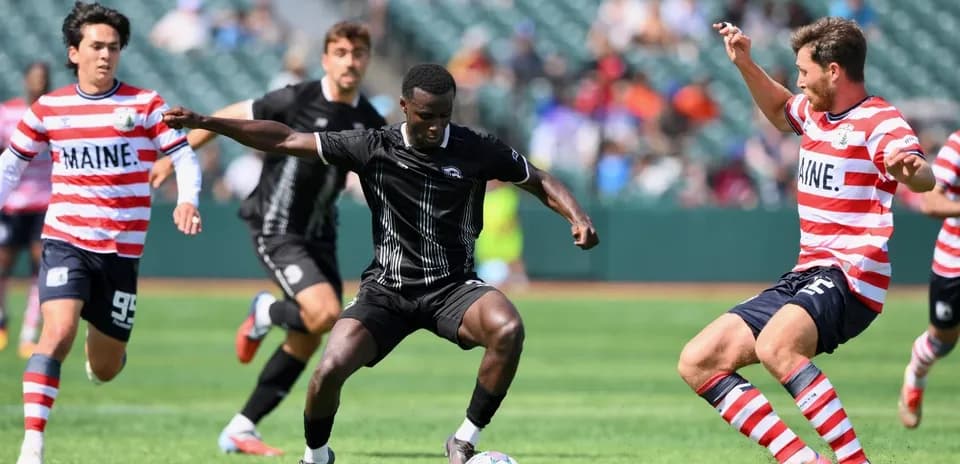 Jugadores de Brooklyn y Portland en acción