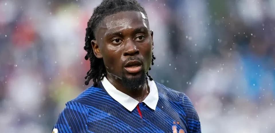 Jugador de Francia en el campo bajo la lluvia