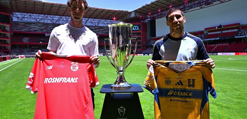 Jugadores de Toluca y Tigres con trofeo