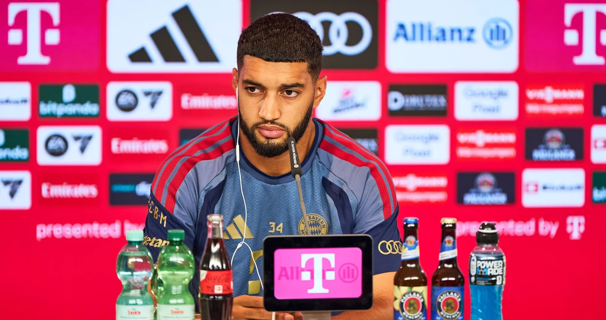 Jugador en conferencia de prensa con micrófono
