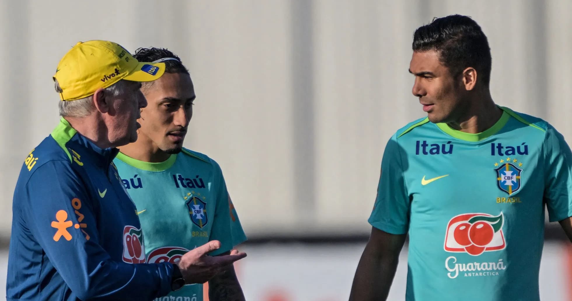 Entrenador conversando con jugadores en sesión de entrenamiento
