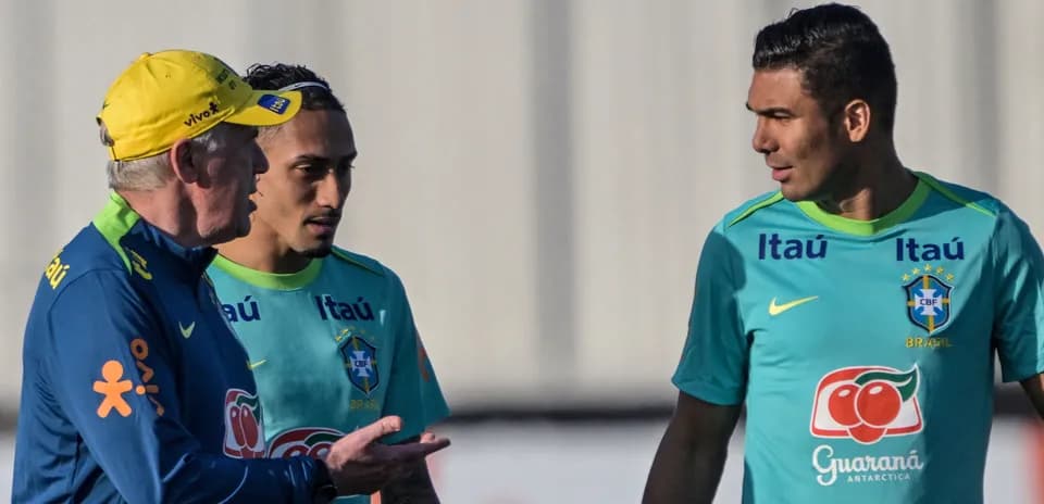 Entrenador conversando con jugadores en sesión de entrenamiento