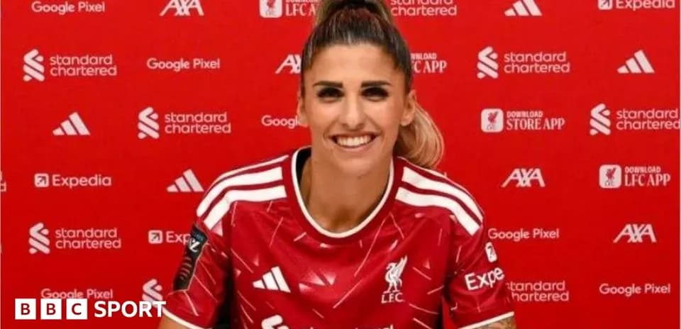 Jugadora de Liverpool sonriente en conferencia de prensa