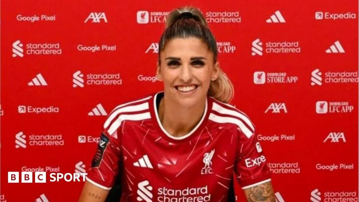 Jugadora de Liverpool sonriente en conferencia de prensa