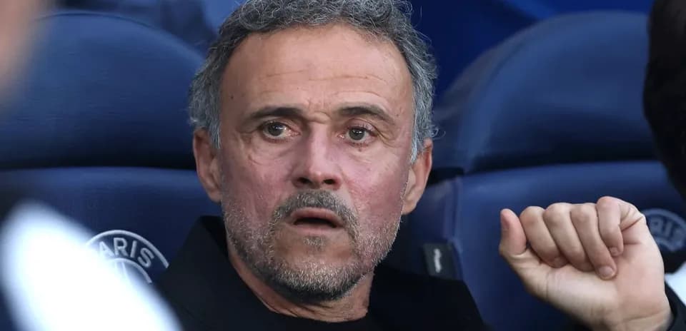 Entrenador en el banquillo durante un partido