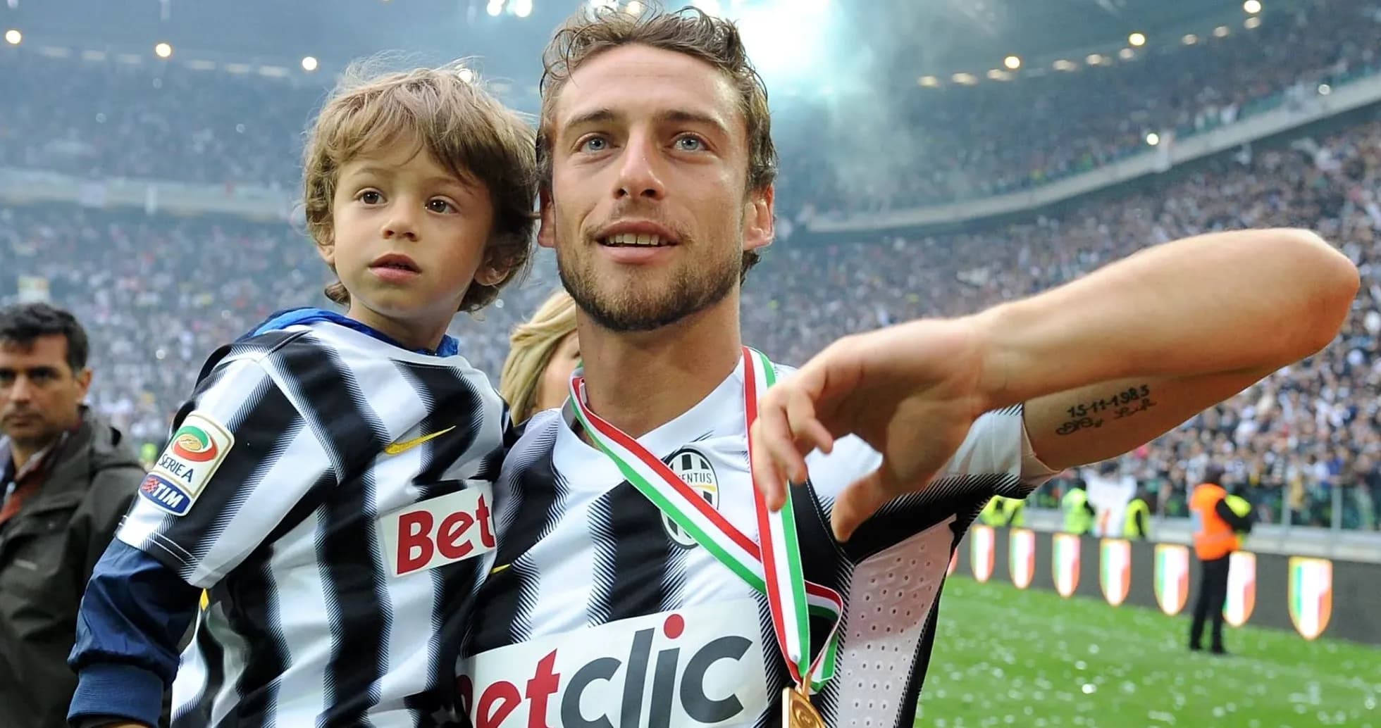 Jugador de Juventus celebrando con un niño