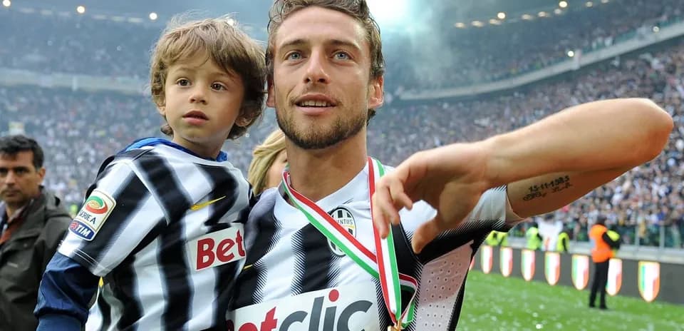 Jugador de Juventus celebrando con un niño