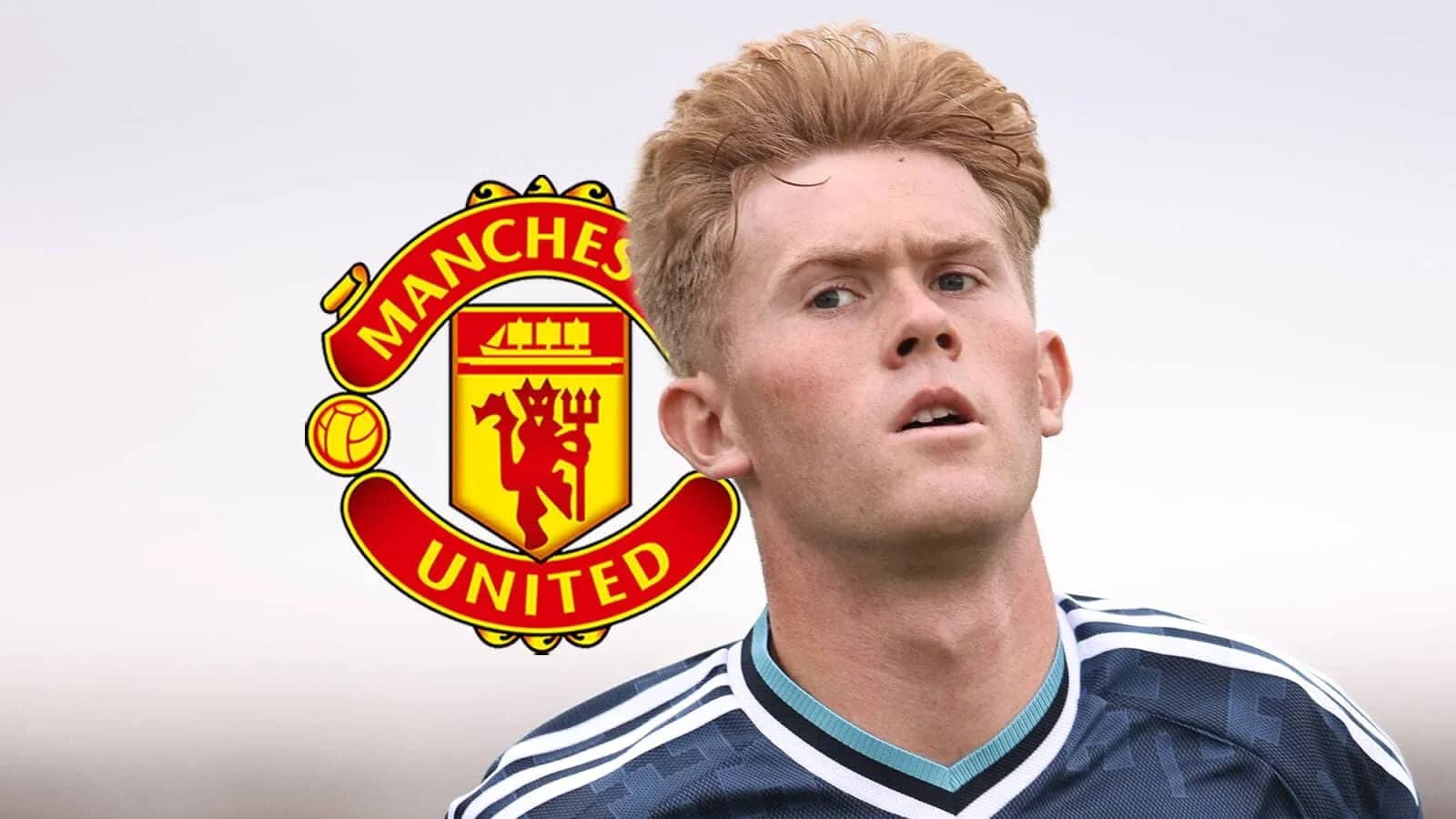 Jugador de Manchester United en uniforme mirando hacia adelante