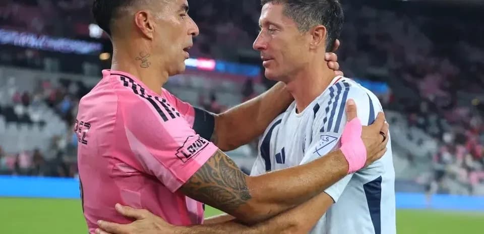 Dos jugadores se abrazan después del partido
