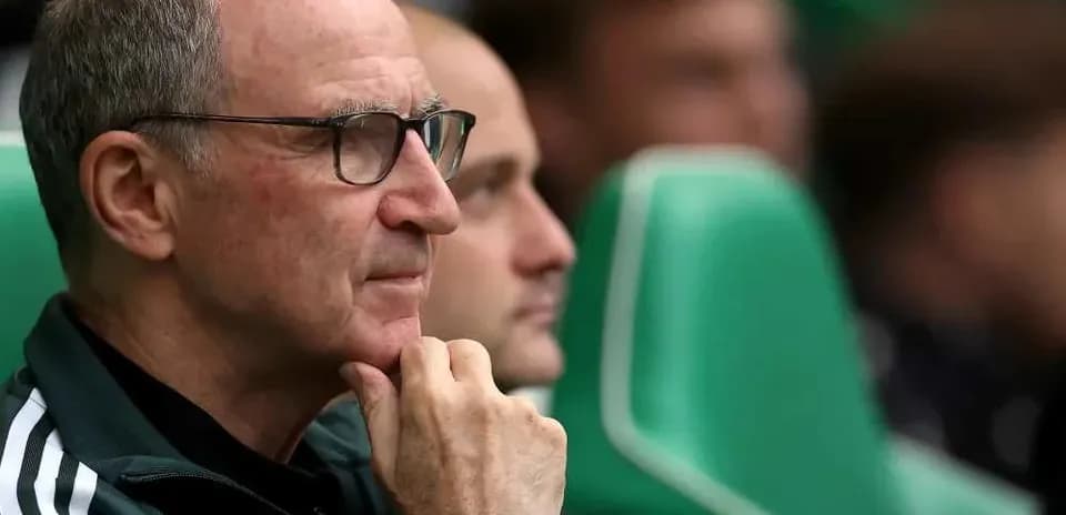 Entrenador observando el partido desde el banquillo