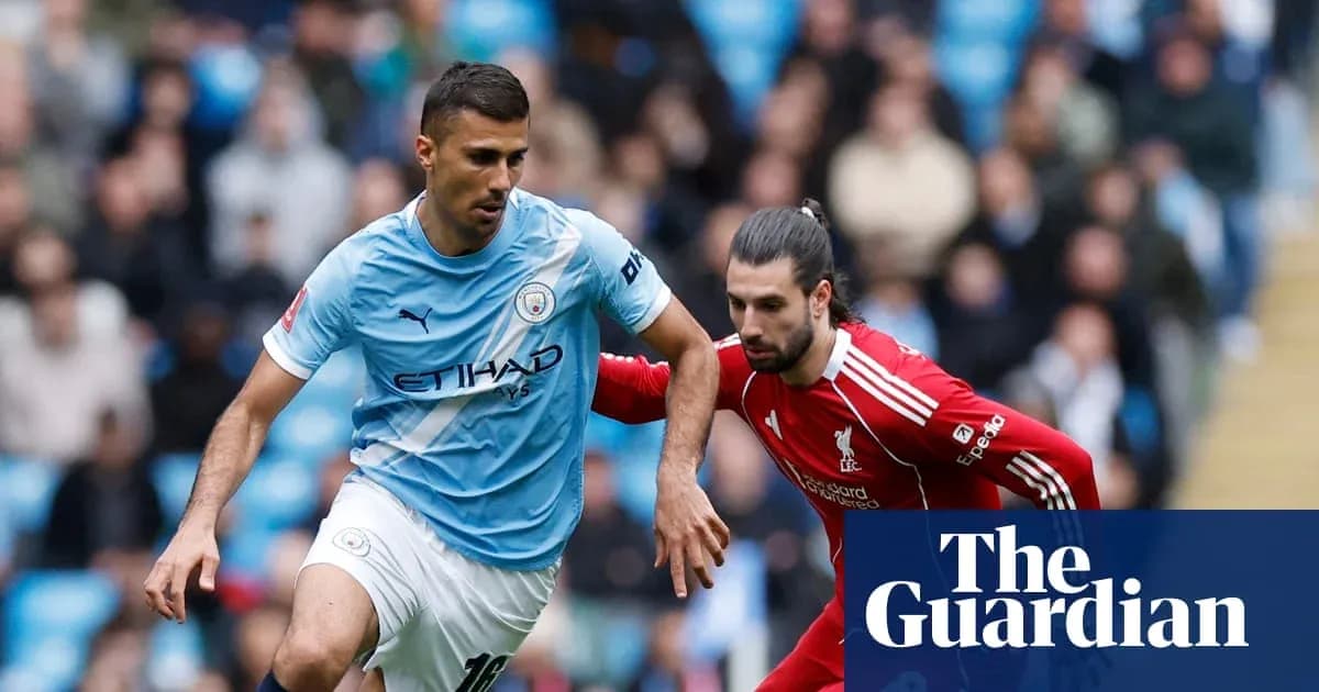 Jugadores de Manchester City y Liverpool en acción