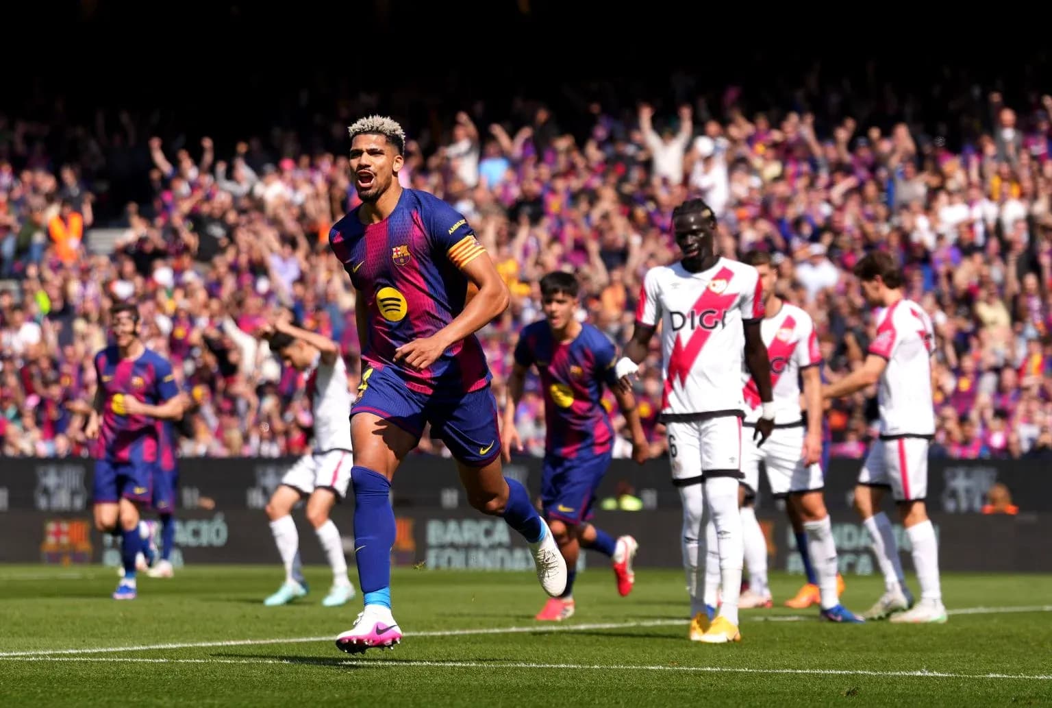 Jugador del Barcelona celebra un gol en La Liga