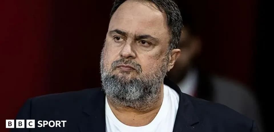 Persona con barba observando durante un evento
