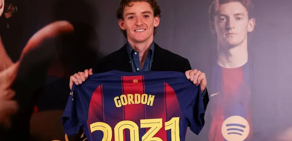 Jugador presenta camiseta del FC Barcelona con nombre