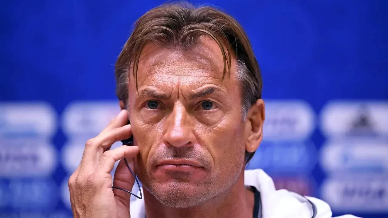Entrenador hablando por teléfono en conferencia de prensa