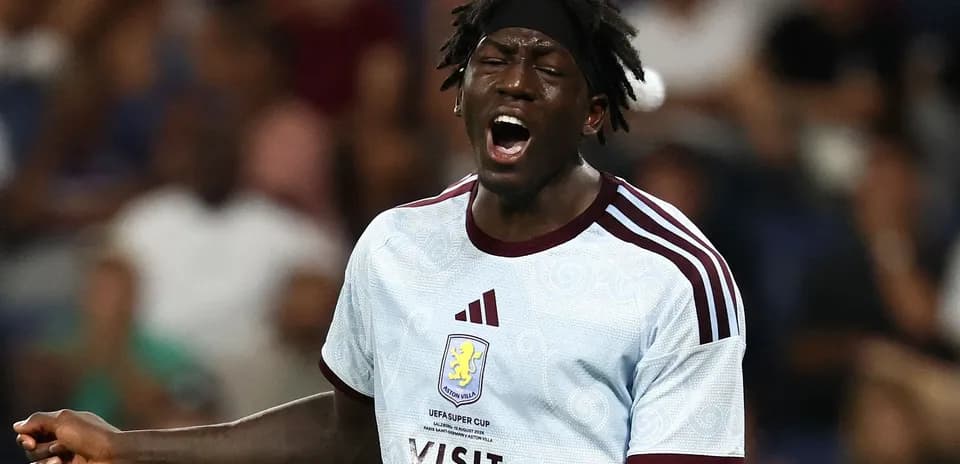 Jugador de Aston Villa gritando durante un partido