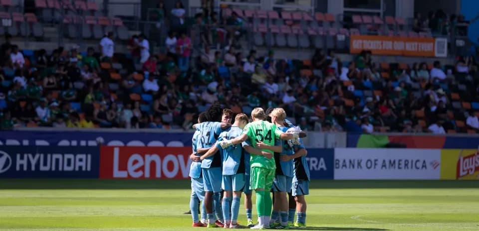 Equipo en círculo antes del partido