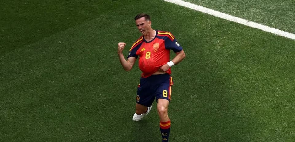 Jugador español celebrando un gol