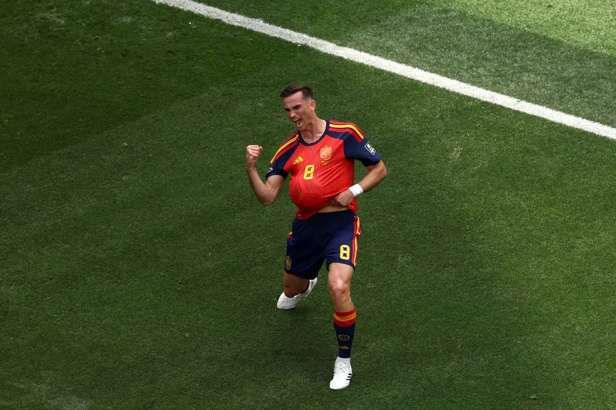 Jugador español celebrando un gol