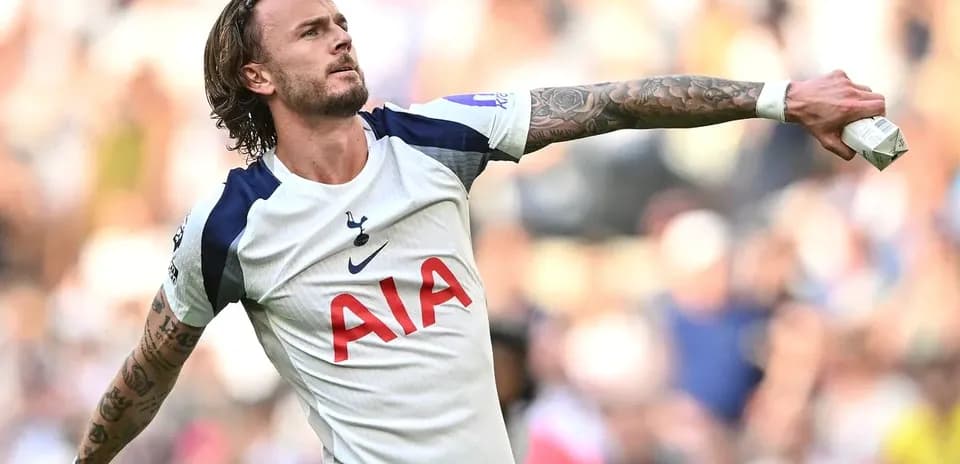 Jugador de Tottenham lanzando un envase durante el partido
