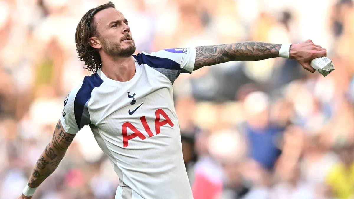 Jugador de Tottenham lanzando un envase durante el partido