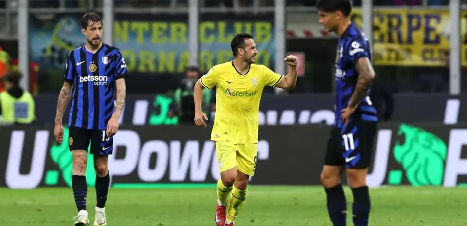 Jugador de Lazio celebrando un gol contra Inter