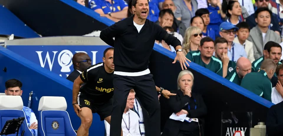 Entrenador dirigiendo desde el banquillo durante el partido