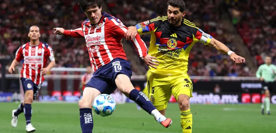Jugadores de Club América y Chivas en acción