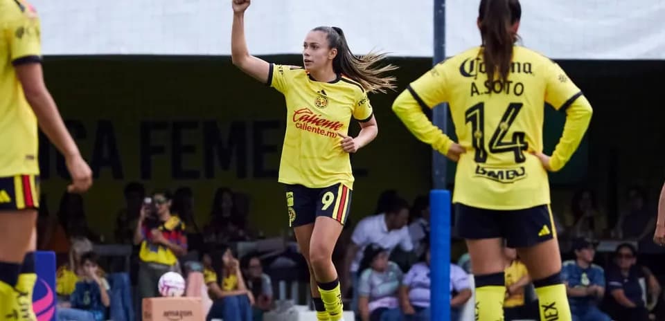 Jugadora celebrando gol durante el partido