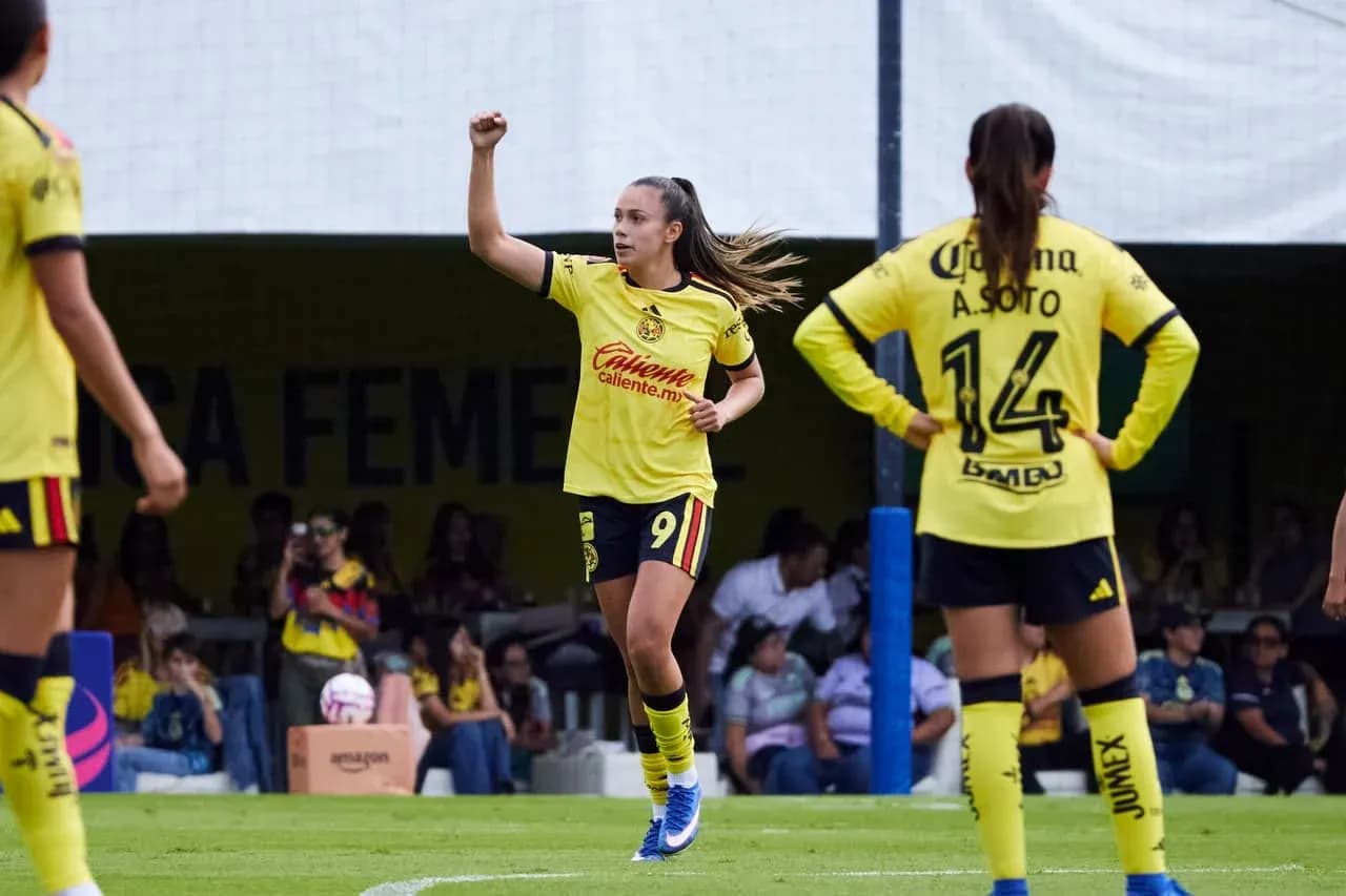 Jugadora celebrando gol durante el partido