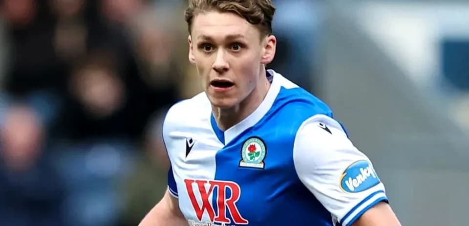 Jugador de Blackburn Rovers corriendo en el campo