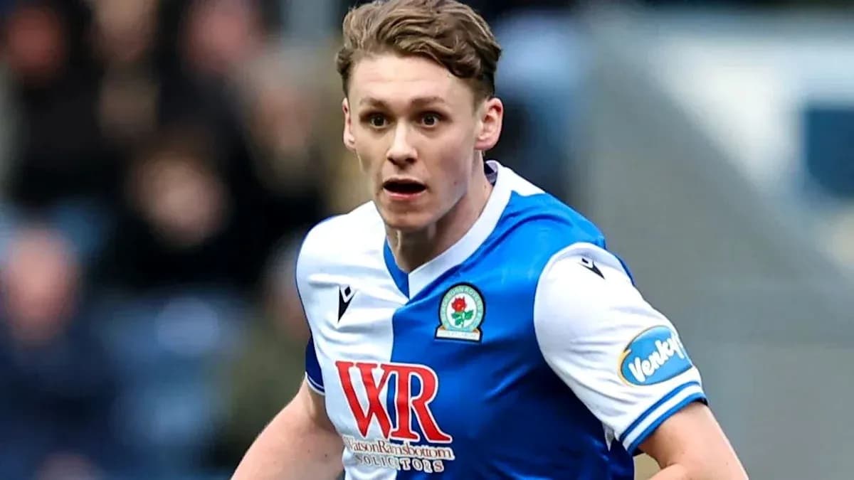 Jugador de Blackburn Rovers corriendo en el campo