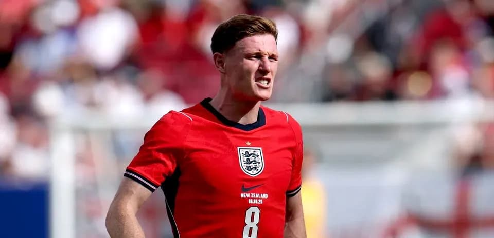 Jugador de Inglaterra en partido con camiseta roja