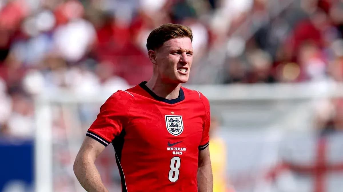 Jugador de Inglaterra en partido con camiseta roja