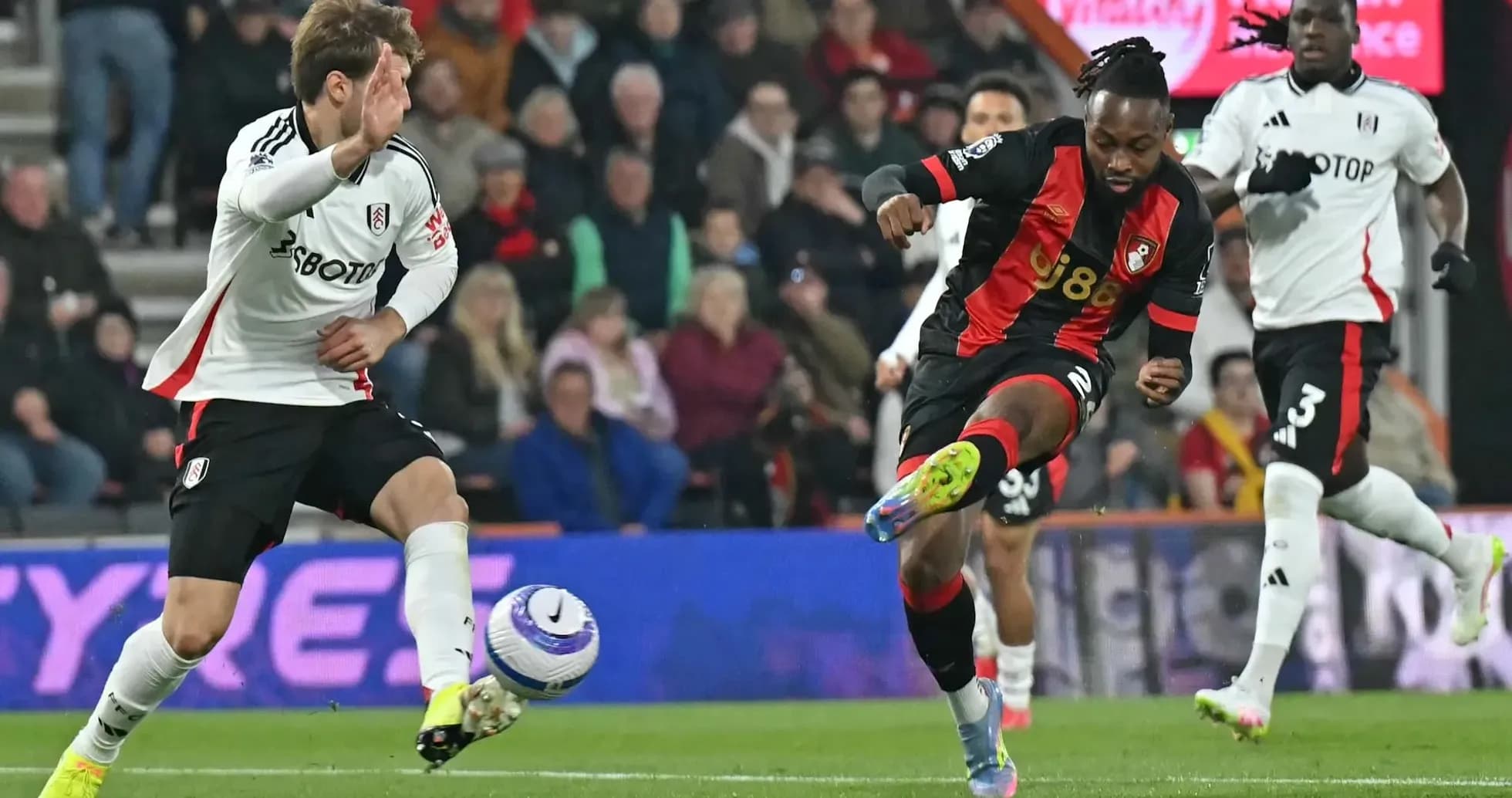 Jugadores de Fulham y Bournemouth en acción