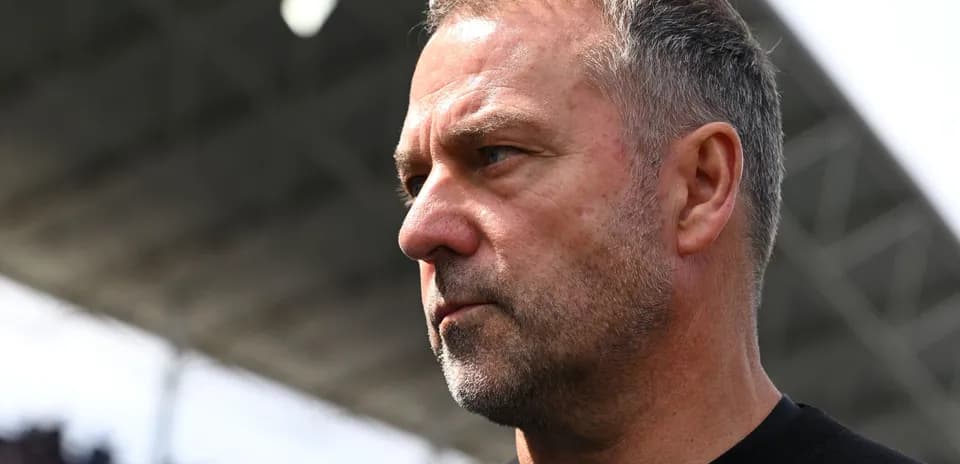 Entrenador observando el partido desde la línea lateral