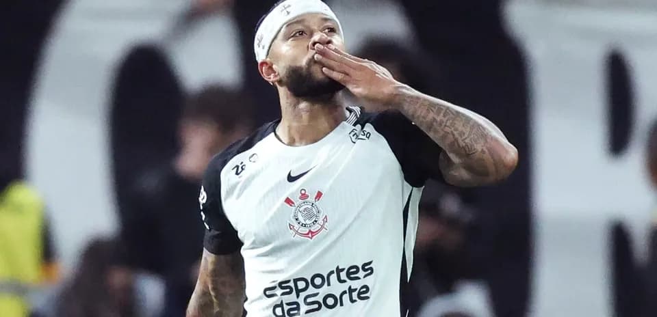 Jugador del Corinthians celebra con un beso al público