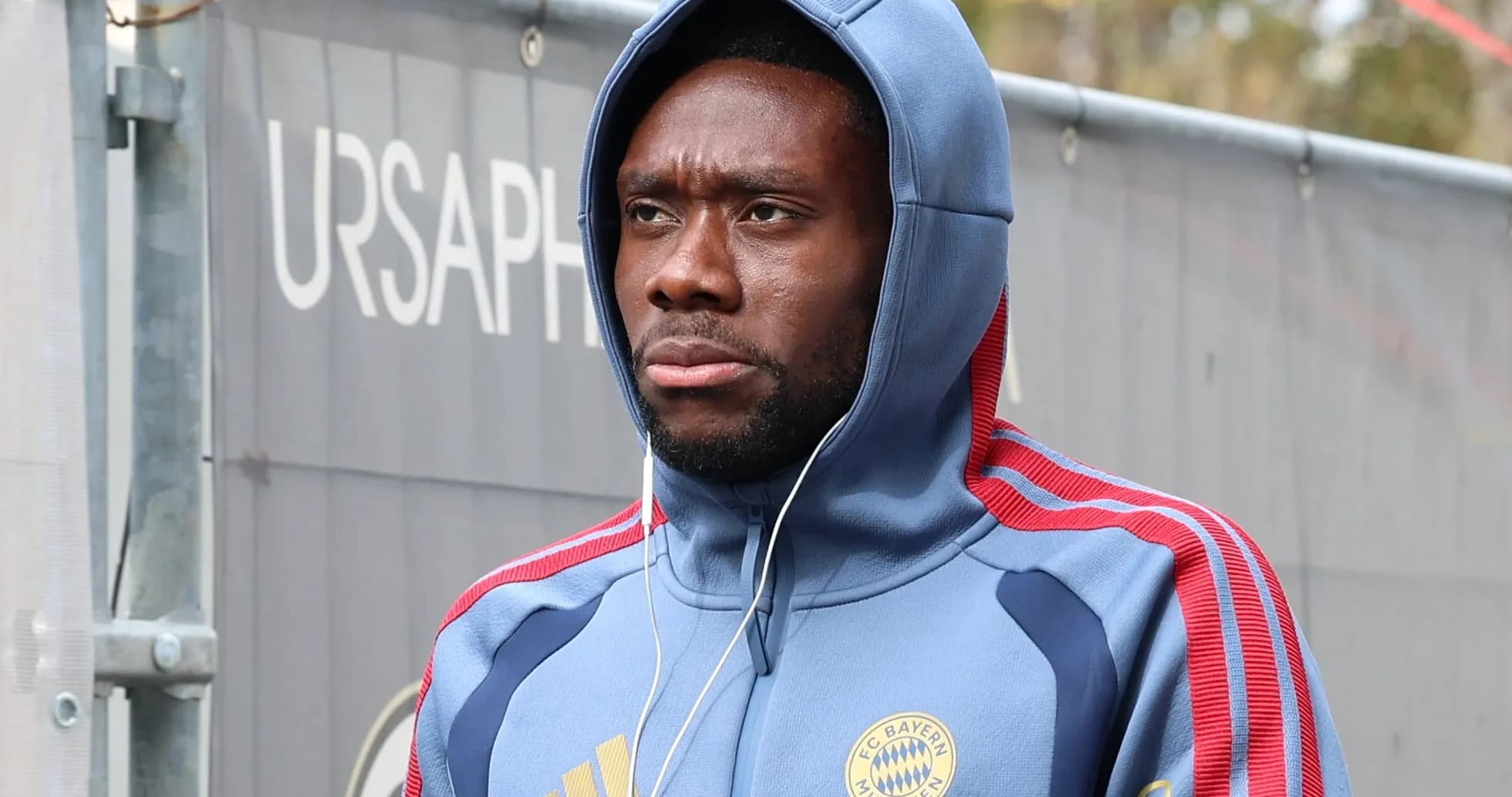 Jugador de Bayern Múnich con sudadera y auriculares