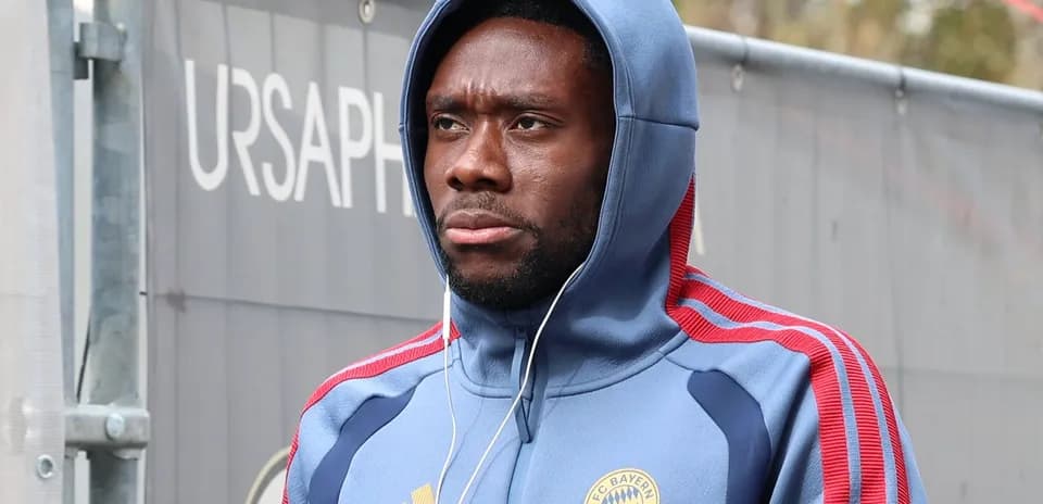 Jugador de Bayern Múnich con sudadera y auriculares