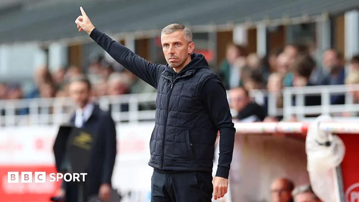 Entrenador señalando durante el partido desde la banda