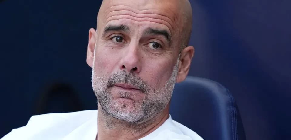 Entrenador observando desde el banquillo durante el partido