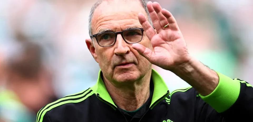 Entrenador saludando al público en el estadio
