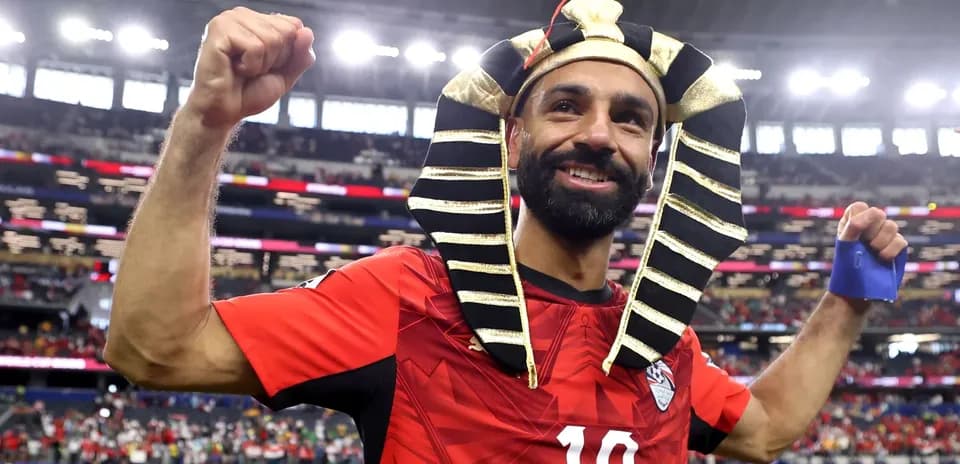 Jugador celebrando con gorro de faraón en el estadio