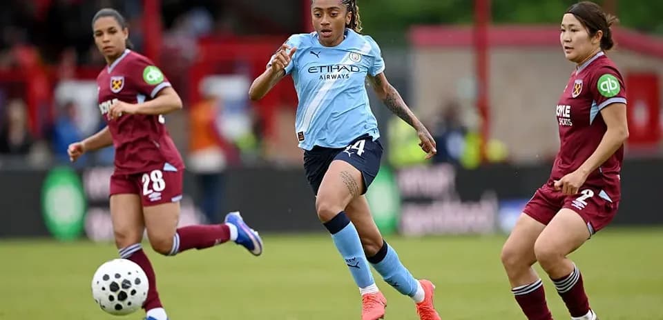 Jugadora de Manchester City avanzando con el balón