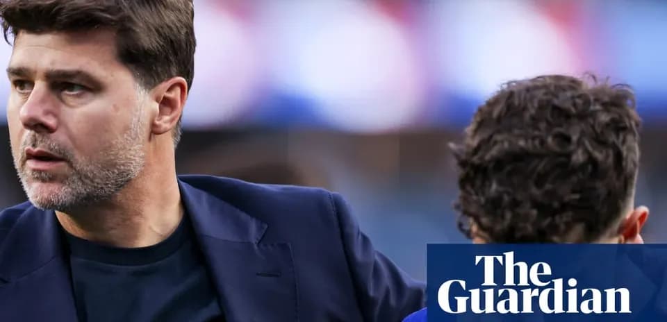 Entrenador hablando con un jugador en el campo