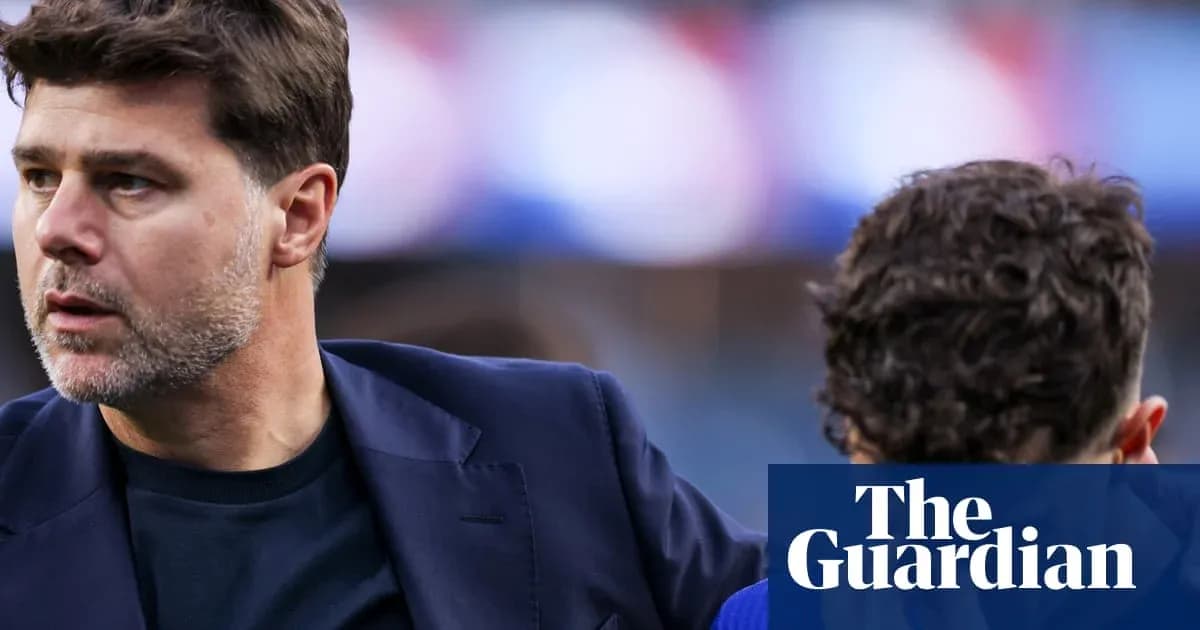 Entrenador hablando con un jugador en el campo