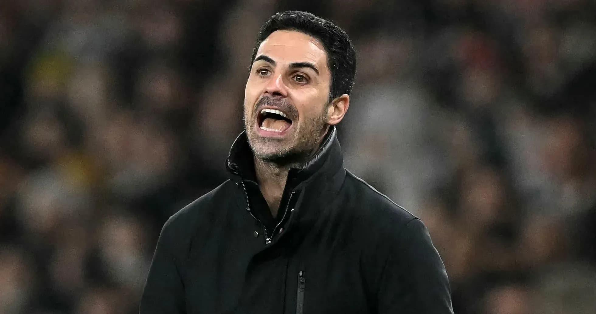 Entrenador dirigiendo al equipo durante el partido