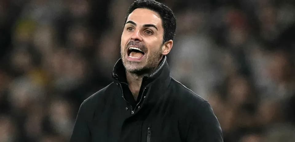 Entrenador dirigiendo al equipo durante el partido