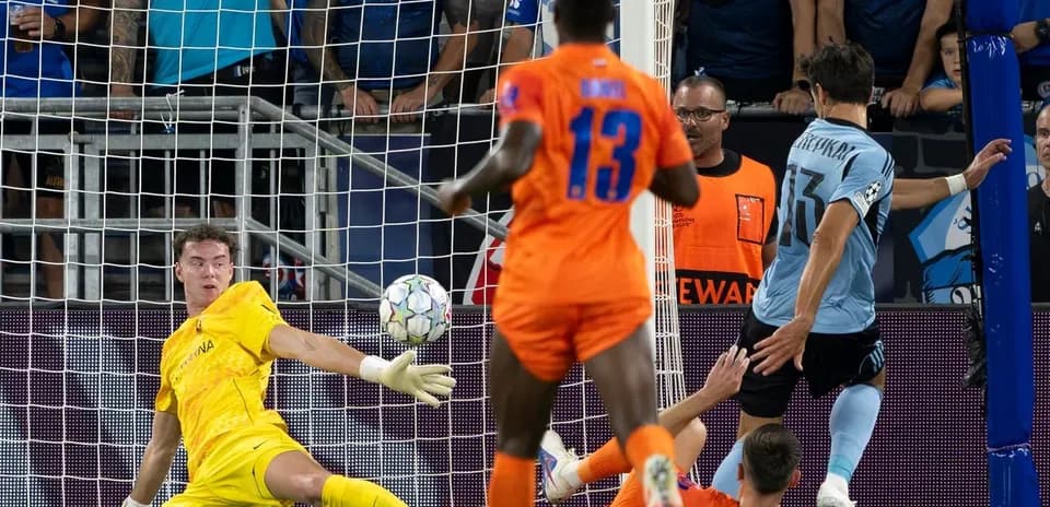 Portero intenta detener el balón en la portería